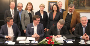 Symbolische Unterzeichnung PAchtvertrag für das Gibgabit-Netz in den Haller Ortsteilen